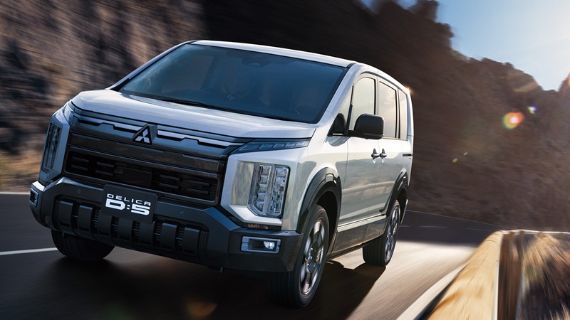 Вы сейчас просматриваете Минивэн Mitsubishi Delica D:5 укомплектовали премиальными шинами Yokohama